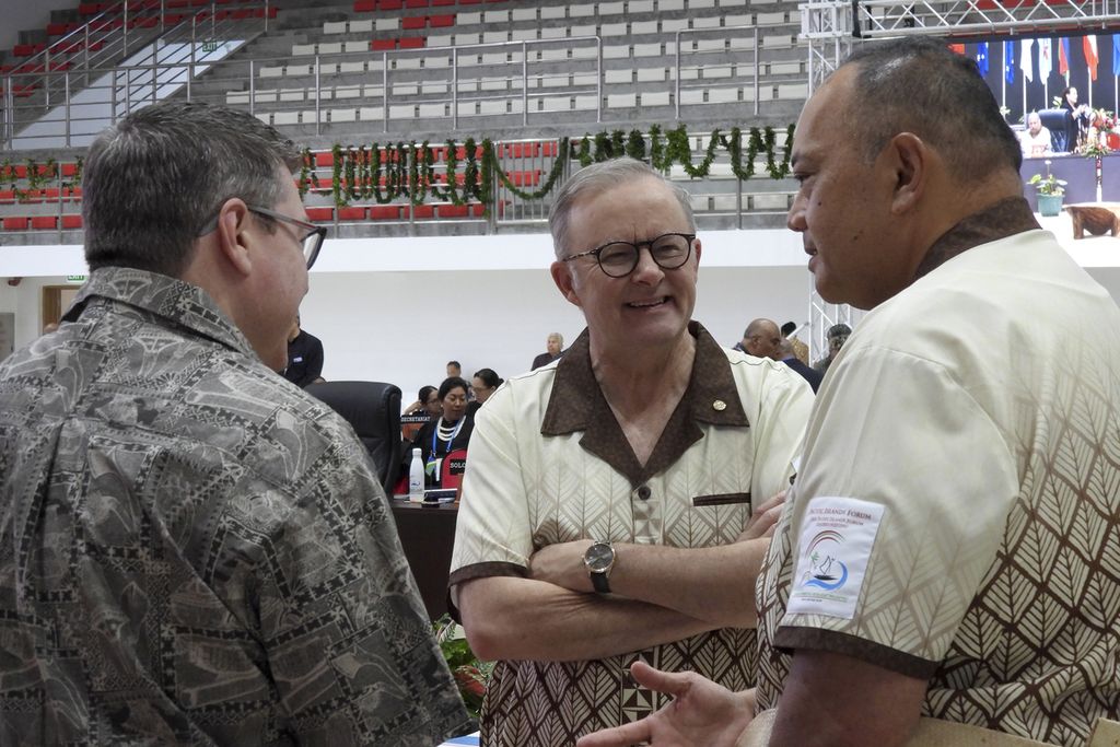 Perdana Menteri Australia Anthony Albanese (tengah) dan PM Tonga Siaosi Sovaleni  di sela KTT Forum Kepulauan Pasifik (PIF), Rabu (28/8/2024), di Nuku'alofa, Tonga.