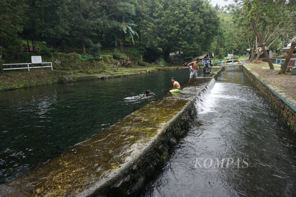 Sejumlah wisatawan berenang di Situ Tirta Marta yang lokasinya dekat dengan Rumah Makan Rawisan "Ninine" Desa Karangcegak, Kecamatan Kutasari, Kabupaten Purbalingga, Jawa Tengah, Kamis (17/11/2022).