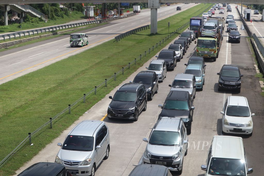 Situasi arus lalu lintas yang mengarah ke Jawa di Jalan Tol Palimanan-Kanci, Kabupaten Cirebon, Jawa Barat, Rabu (27/4/2022). 