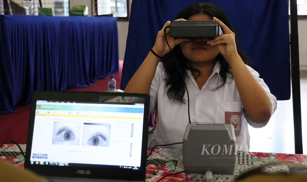 Proses perekaman data untuk pembuatan kartu tanda penduduk elektronik atau KTP-el di SMA Strada Santo Thomas Aquino, Kota Tangerang, Banten, Senin (13/11/2023). 
