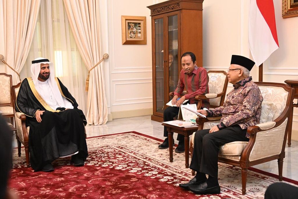Wakil Presiden Ma’ruf Amin menerima kunjungan Menteri Haji dan Umrah Kerajaan Arab Saudi Tawfiq Fawzan Muhammed al-Rabiah, Selasa (30/4/2024), di Istana Wapres, Jakarta.