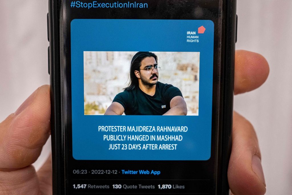 Pesan di Twitter mengabarkan informasi yang diumumkan Pemerintah Iran tentang eksekusi Majid Reza Rahnavard, seperti terlihat pada telepon genggam seorang warga di Nicosia, Siprus, Senin (12/12/2022). 