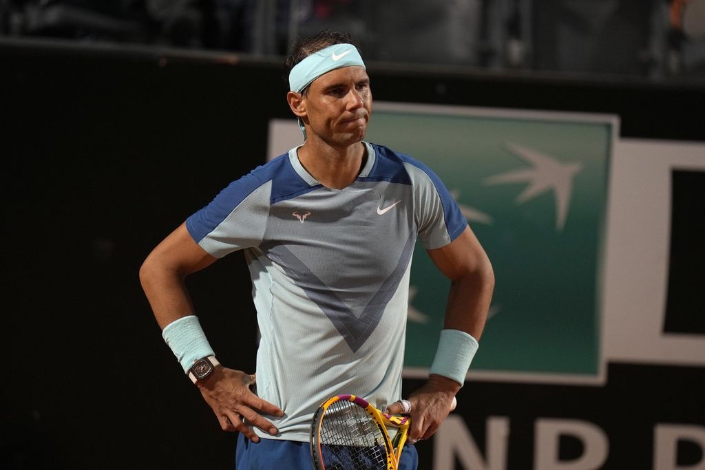 Reaksi Rafael Nadal setelah kehialangan poin melawan Denis Shapovalov pada turnamen ATP Masters 1000 Roma di Roma, 12 Mei 2022. 