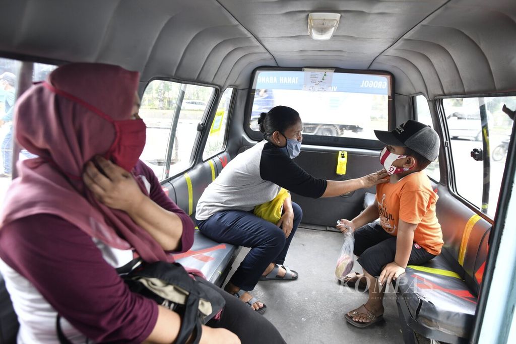 Penumpang berada di dalam angkutan mikrotrans JakLingko di Terminal Grogol, Jakarta Barat, Sabtu (4/7/2020). Angkutan mikrotrans kembali beroperasi melayani penumpang umum setelah lebih dari tiga bulan tidak beroperasi sejak PSBB diberlakukan. Pada masa perpanjangan PSBB transisi, jumlah penumpang yang naik dibatasi dan diterapkan protokol kesehatan pencegahan penularan Covid-19.