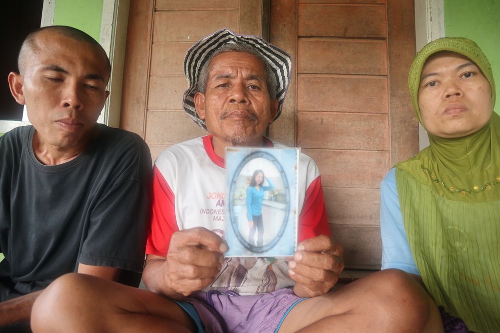 Keluarga menunjukkan foto Nenah, pekerja migran Indonesia asal Majalengka, di rumahnya di Desa Ranji Wetan, Majalengka, Senin (24/5/2021). Nenah terancam hukuman mati di Arab karena dituduh membunuh sopir majikannya.