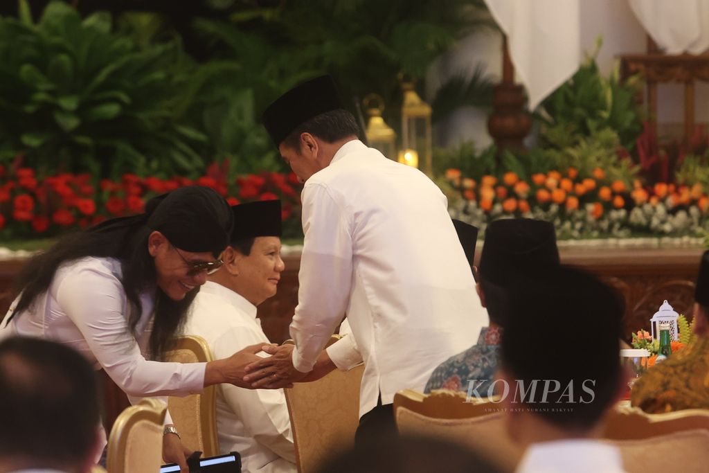 Presiden Joko Widodo menyalami penceramah Miftah Maulana Habiburrahman atau Gus Miftah saat buka puasa bersama anggota Kabinet Indonesia Maju dan Dewan Pertimbangan Presiden di Istana Negara, Jakarta, Kamis (28/3/2024).