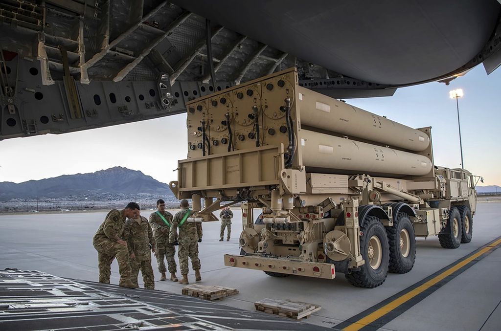 Foto yang disediakan Angkatan Udara AS menunjukkan stasiun peluncuran Terminal High Altitude Area Defense (THAAD) Angkatan Darat AS siap dimuat ke dalam C-17 Globemaster III dari Skuadron Angkutan Udara ke-4 di Fort Bliss, Texas, 23 Februari 2019. 