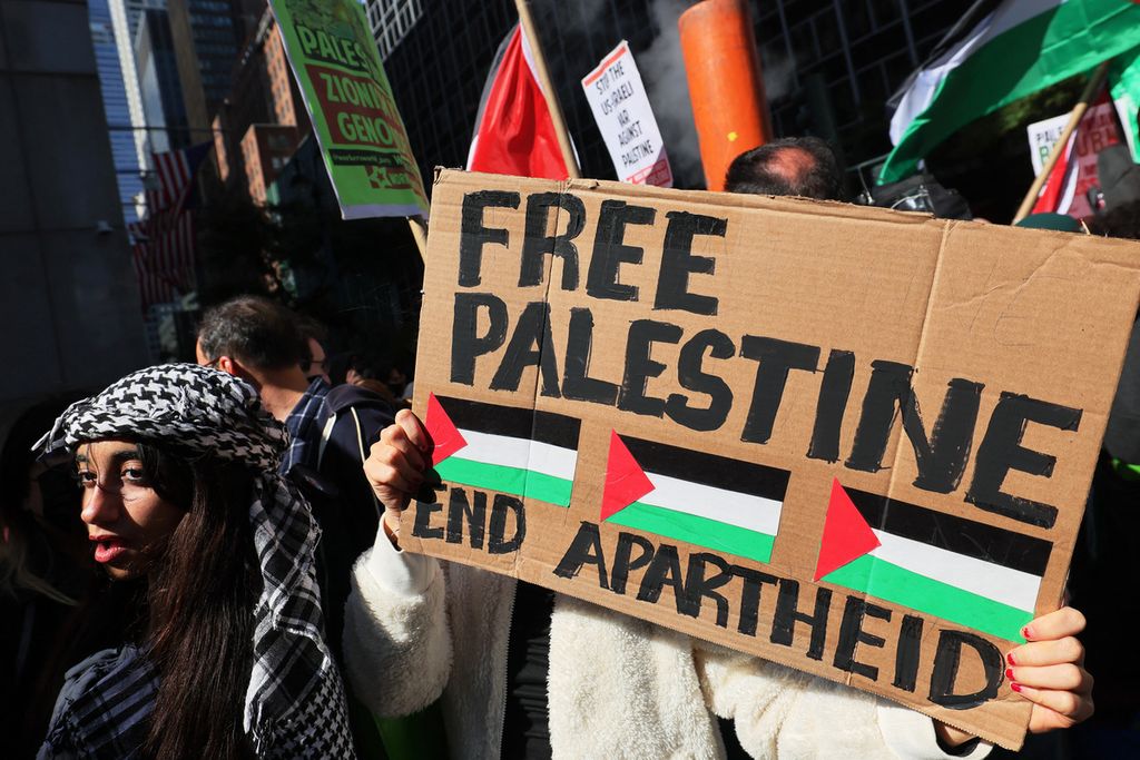 Demonstran pro-Palestina mendukung rakyat Palestina saat unjuk rasa di Konsulat Jenderal Israel di New York City, AS, Senin (9/10/2023). 