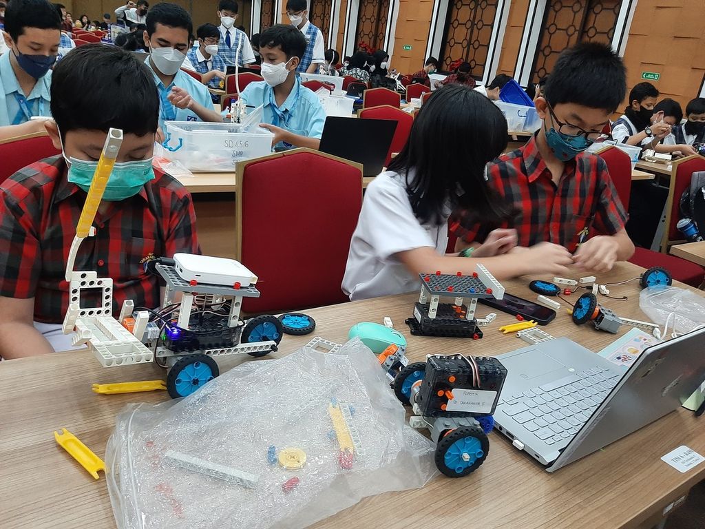 Siswa SD peserta Kompetisi Regional Greenmech dan R4M (<i>Robot for Mission</i>) di Universitas Tarumanagara, Jakarta, 28 Januari 2023.