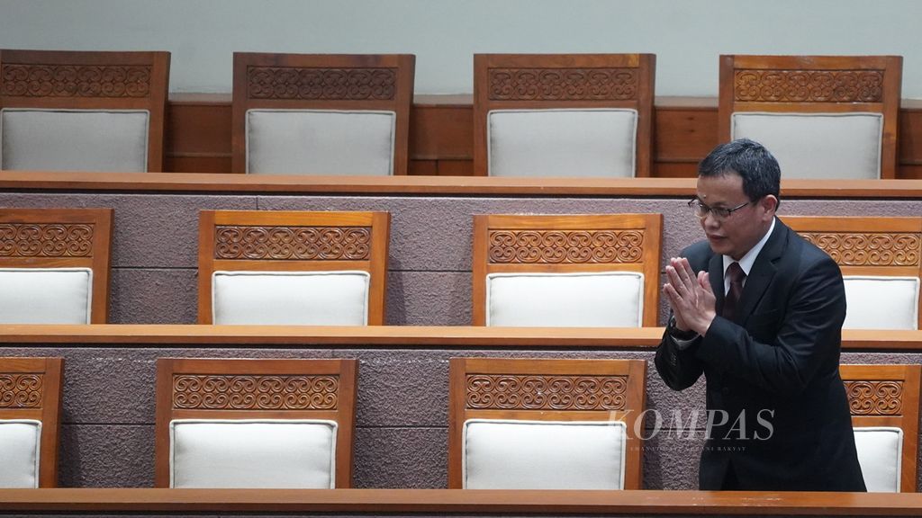 Guntur Hamzah saat disahkan menjadi Hakim Konstitusi di Mahkamah Konstitusi saat Rapat Paripurna ke-7 Masa Sidang 1 Tahun Sidang 2022-2023 di Ruang Sidang Paripurna DPR RI, Jakarta, Kamis (29/8/2022). 
