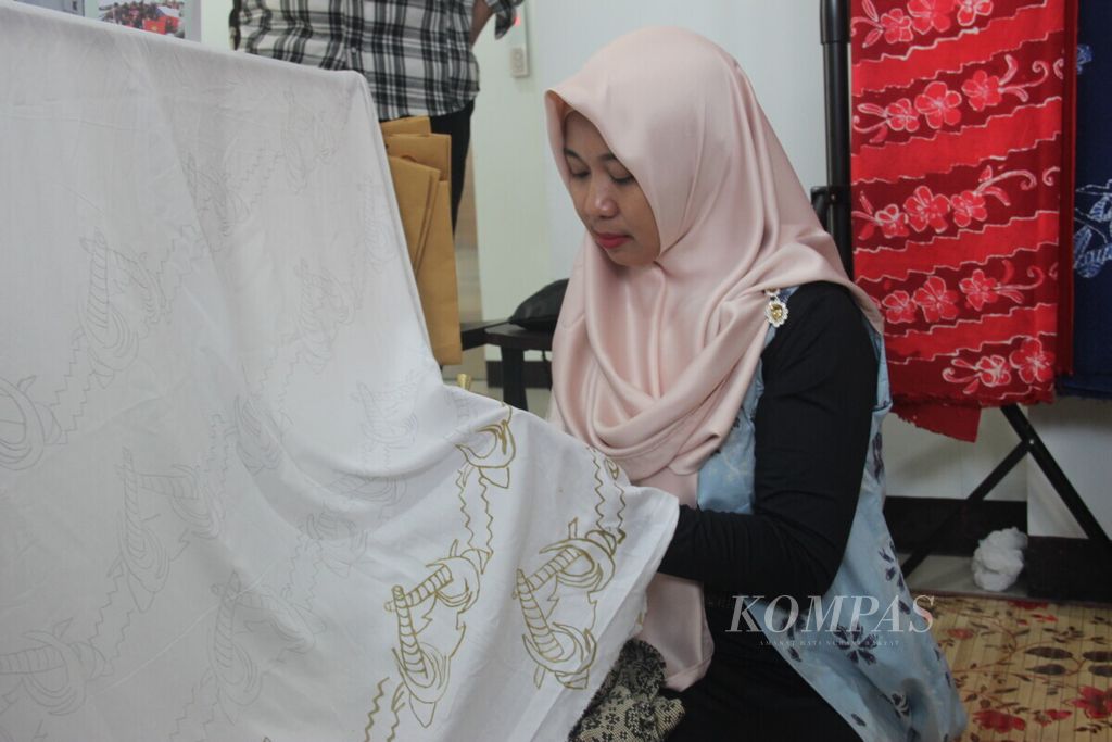 Pelaku UMKM melukis kain di UMKM Center Kota Pontianak, Kalimantan Barat, Sabtu (23/3/2019).