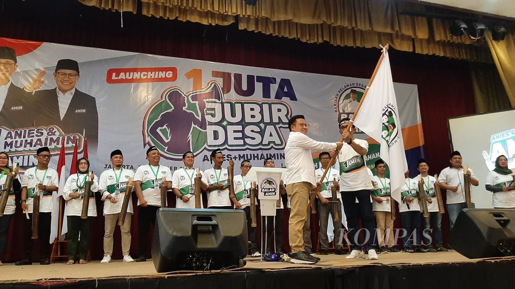 Calon wakil presiden nomor urut 1, Abdul Muhaimin Iskandar, saat peluncuran satu juta juru bicara (jubir) desa di Cibubur, Jakarta, Kamis (7/12/2023).