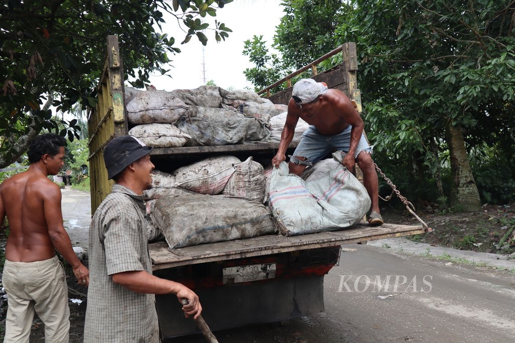 Getah karet petani di Desa Rumah Rumah Rih, Kabupaten Deli Serdang, Sumatera Utara, diangkut untuk dikumpulkan ke Kelompok Tani Mbuah Page di daerah setempat, Kamis (10/8/2023).