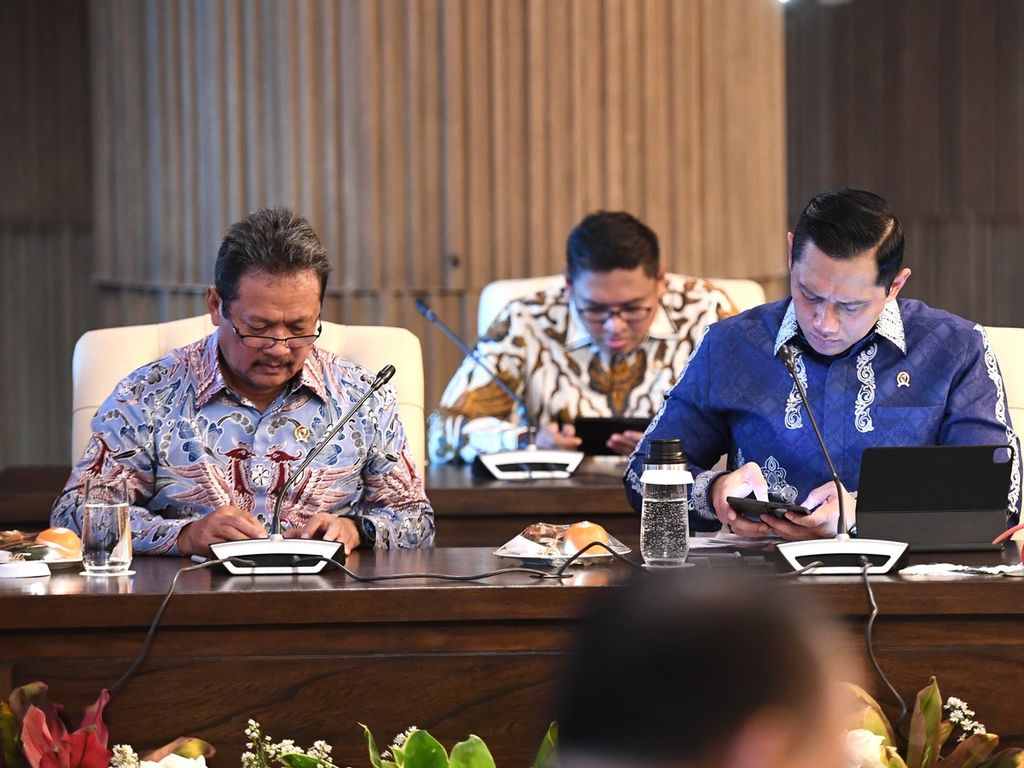 Menteri ATR/BPN Agus Harimurti Yudhoyono (kanan) mengikuti sidang kabinet paripurna yang digelar di Istana Garuda, Ibu Kota Nusantara, Jumat (13/9/2024).