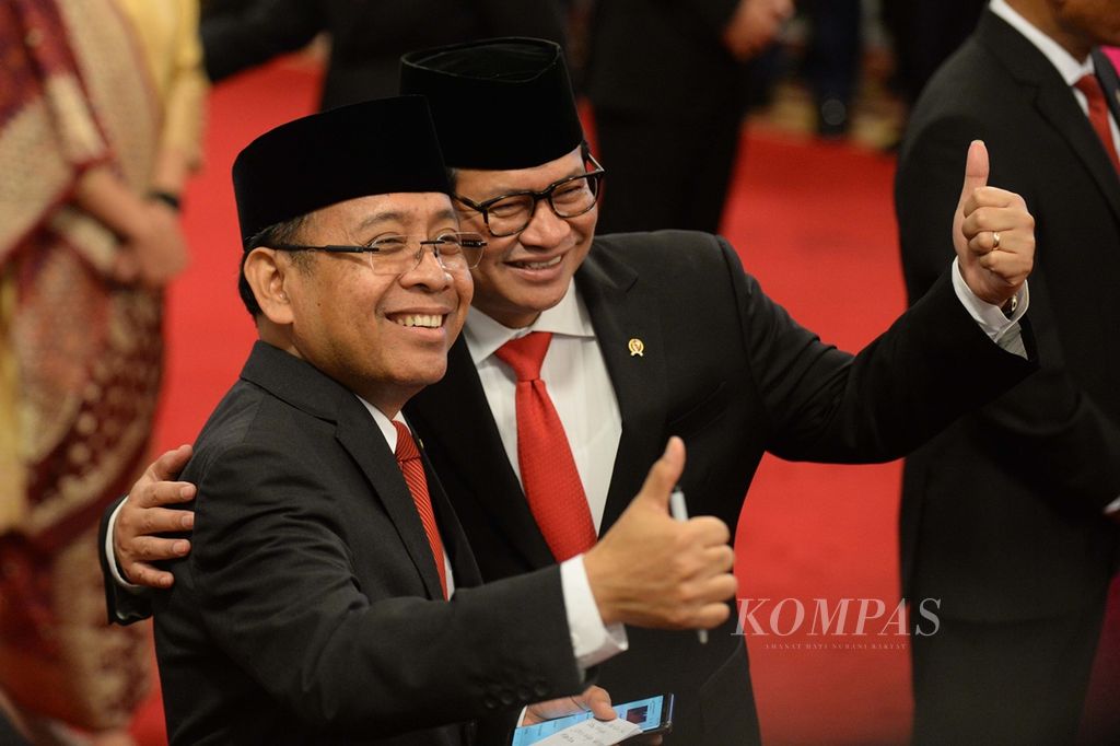 Pratikno bersama Pramono Anung berfoto bersama sebelum resmi dilantik menjadi Menteri Sekretaris Negara dan Sekretaris Kabinet oleh Presiden Joko Widodo di Istana Negara, Jakarta, Rabu, 23 Oktober 2019. Hari itu, Presiden Jokowi mengumumkan susunan kabinet pemerintahannya yang diberi nama Kabinet Indonesia Maju. Pada kesempatan itu, Presiden berpesan kepada para menterinya agar mereka tidak melakukan korupsi serta menciptakan sistem yang menutup celah korupsi.