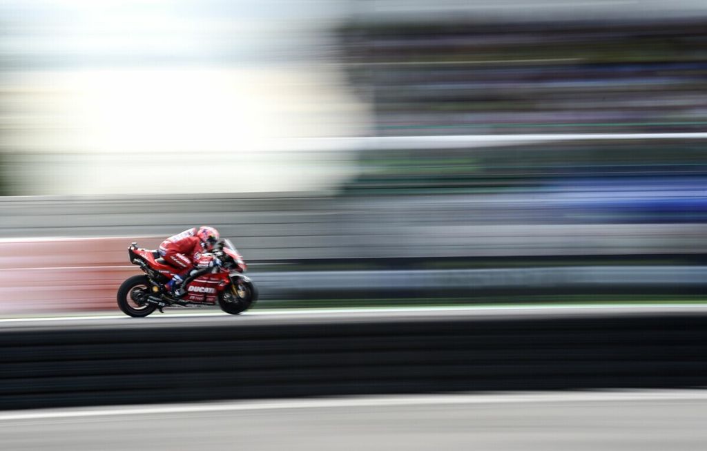 Pebalap Ducati, Andrea Dovizioso, beraksi dalam balapan MotoGP seri Ceko di Sirkuit Masaryk, Brno, Ceko, 4 Agustus 2020. Andrea Dovizioso yang kini bergabung dalam tim satelit RNF Yamaha menjadi pebalap tertua pada musim 2022 menggantikan Valentino Rossi.