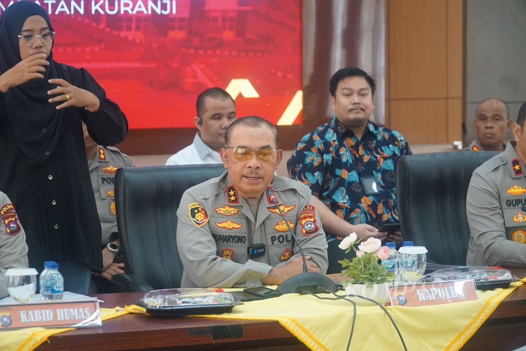 Kepala Polda Sumatera Barat Inspektur Jenderal Suharyono (tengah) memberikan keterangan pers di Markas Polda Sumbar, Kota Padang, Sumbar, Minggu (30/6/2024).