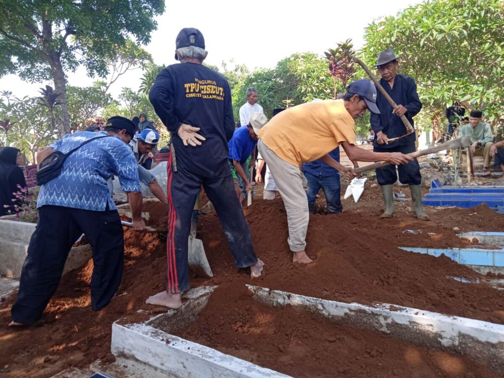 Pemakaman salah satu dari 11 korban meninggal karena konsumsi minuman keras oplosan di Kabupaten Subang, Jawa Barat, Senin (30/10/2023).