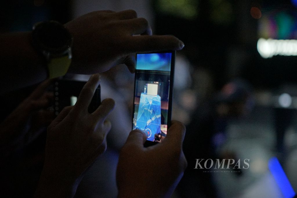 Wartawan memotret penampilan perdana laptop gim Acer Predator Triton Neo 16 yang diluncurkan pada Jumat (3/5/2024) petang di Jakarta.
