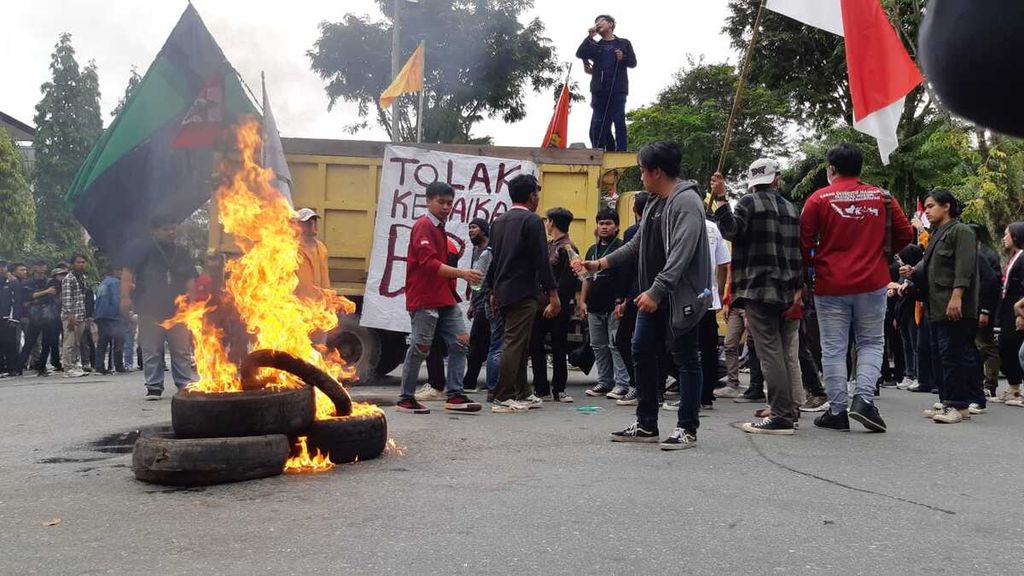 Mahasiswa membakar ban dalam unjuk rasa menolak kenaikan harga BBM di Kota Balikpapan, Kalimantan Timur, Senin (5/9/2022).