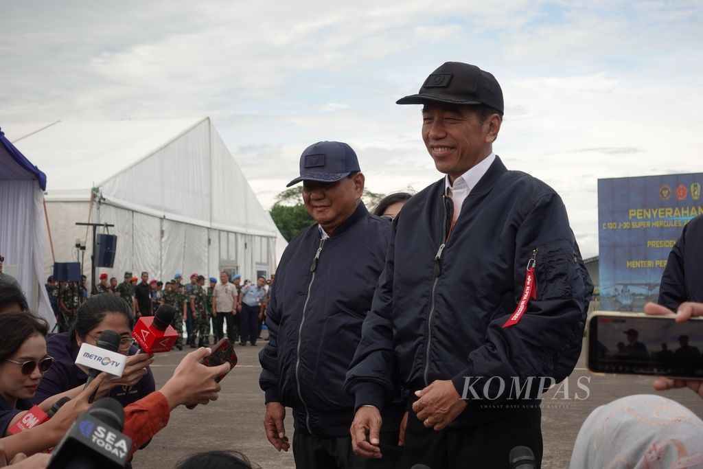 Presiden Joko Widodo, didampingi Menteri Pertahanan Prabowo Subianto, menjawab pertanyaan wartawan di Pangkalan TNI Angkatan Udara Halim Perdanakusuma, Jakarta, Rabu (24/1/2024).