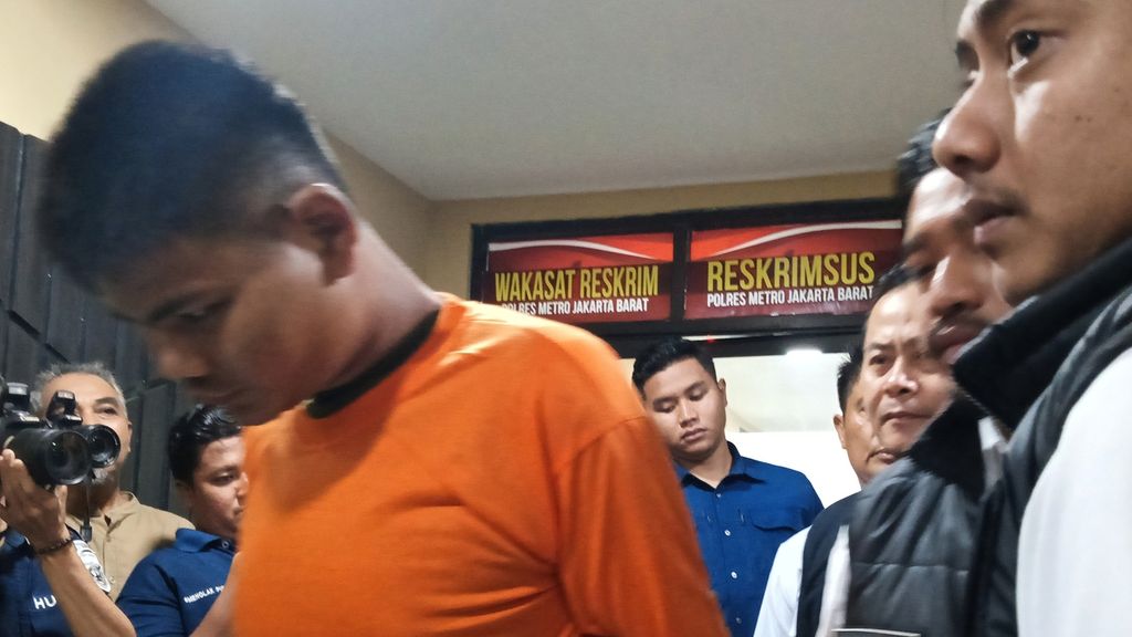 Galang (24), a suspect in the murder of Saidi (71), was presented during the announcement of a premeditated murder case at the West Jakarta Metro Police Headquarters on Friday (May 24, 2024).