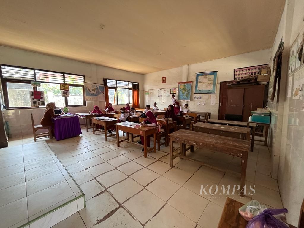 Siswa-siswi SD di Kendari, Sulawesi Tenggara, belajar secara penuh tanpa protokol kesehatan ketat, Selasa (10/5/2022). Kasus hepatitis akut yang menyerang anak-anak bermunculan di banyak tempat di Jawa. Meski begitu, pihak sekolah di Kendari belum mendapatkan pemahaman menyeluruh terkait kasus ini dan melaksanakan pembelajaran normal.