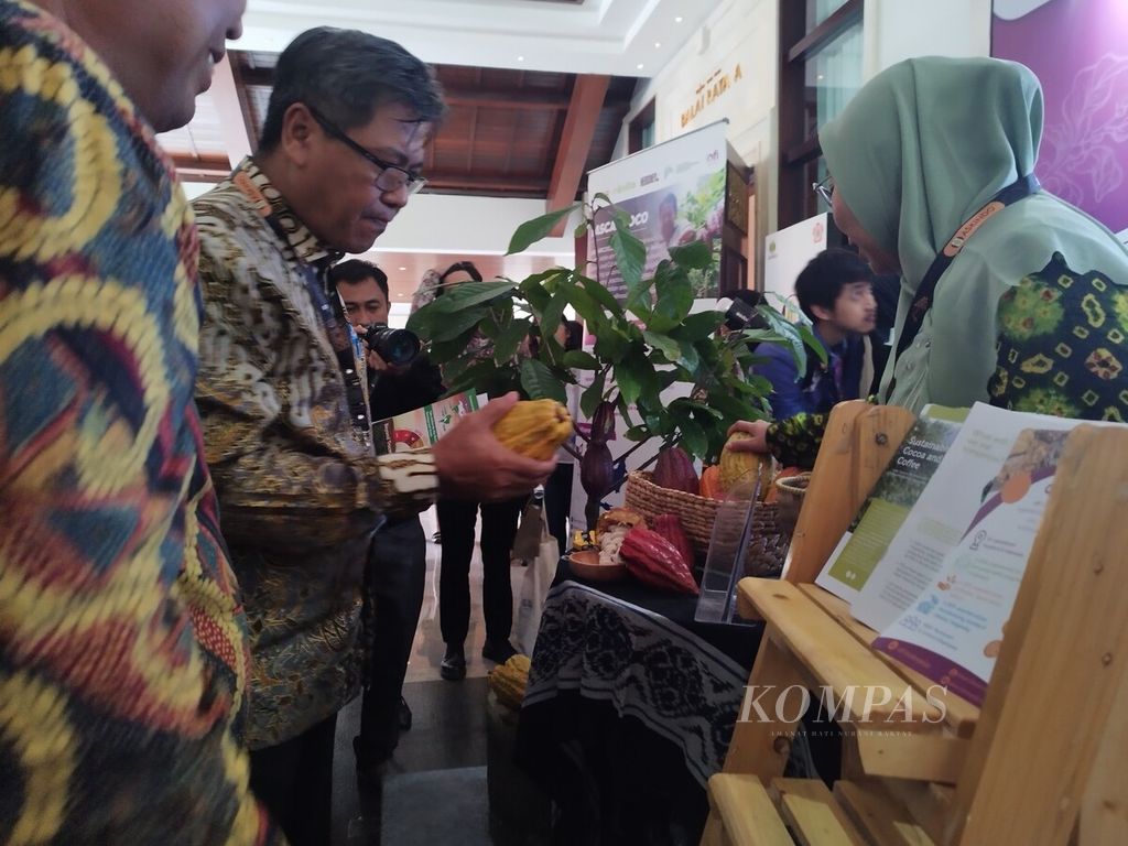 Direktur Jenderal Industri Agro Kementerian Perindustrian Putu Juli Ardika mengunjungi salah satu stan pameran olahan biji kakao dalam acara International Cocoa Conference yang ke-8, di Denpasar, Bali, Kamis (14/9/2023).