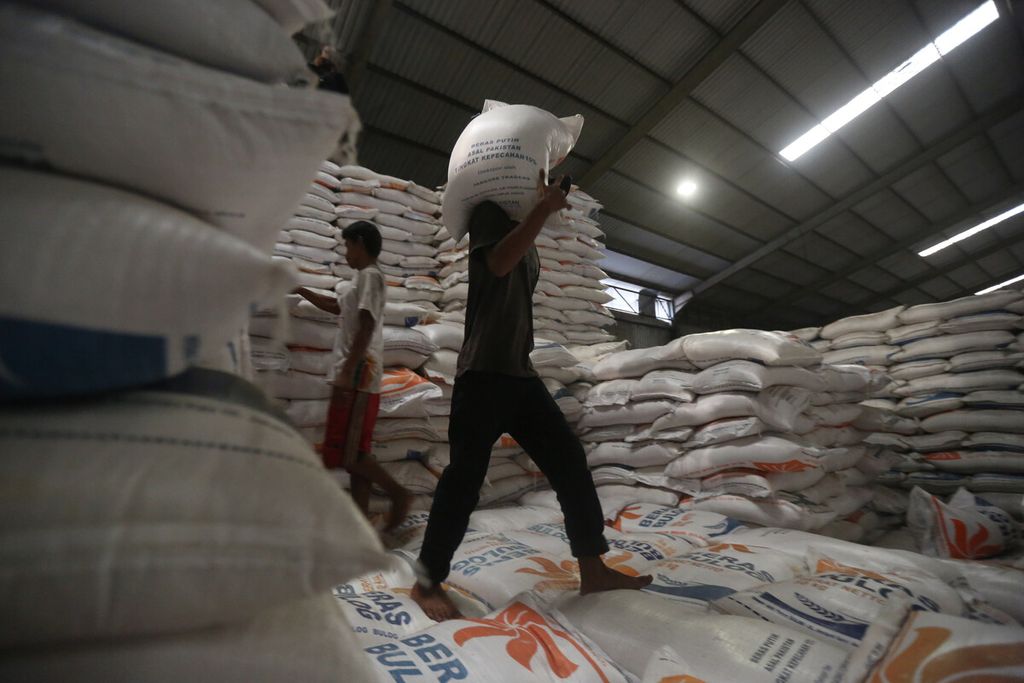 Pekerja memindahkan karung beras saat Direktur Utama Perum Bulog Budi Waseso sidak ke Gudang Bulog Divre DKI Jakarta dan Banten di Kelapa Gading, Jakarta Utara, Kamis (27/2/2020). Bulog memastikan stok beras menjelang puasa dan Lebaran dalam keadaan aman dengan cadangan beras di seluruh gudang Bulog mencapai 1,7 juta ton.