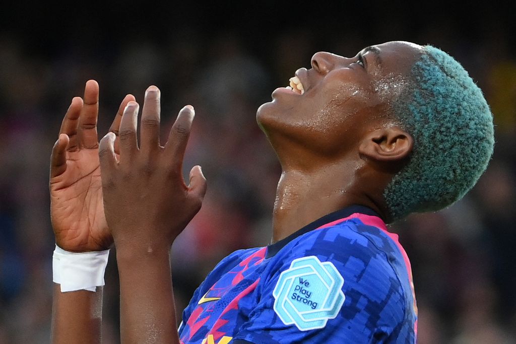 Reaksi penyerang Barcelona asal Nigeria, Asisat Oshoala, setelah gagal memanfaatkan peluang gol dalam pertandingan semifinal pertama Liga Champions Putri antara Barcelona dan VfL Wolfsburg, di Stadion Camp Nou, Barcelona, Spanyol, Jumat (22/4/2022).