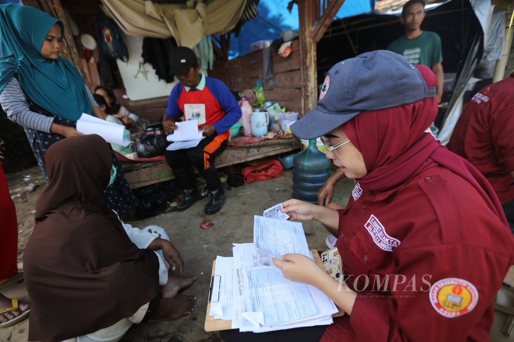 Tenaga lapangan mendata berkas kartu keluarga dan surat kepemilikan rumah warga korban gempa di Desa Mangunkerta, Kecamatan Gintung, Kabupaten Cianjur, Jawa Barat, Kamis (1/12/2022). 