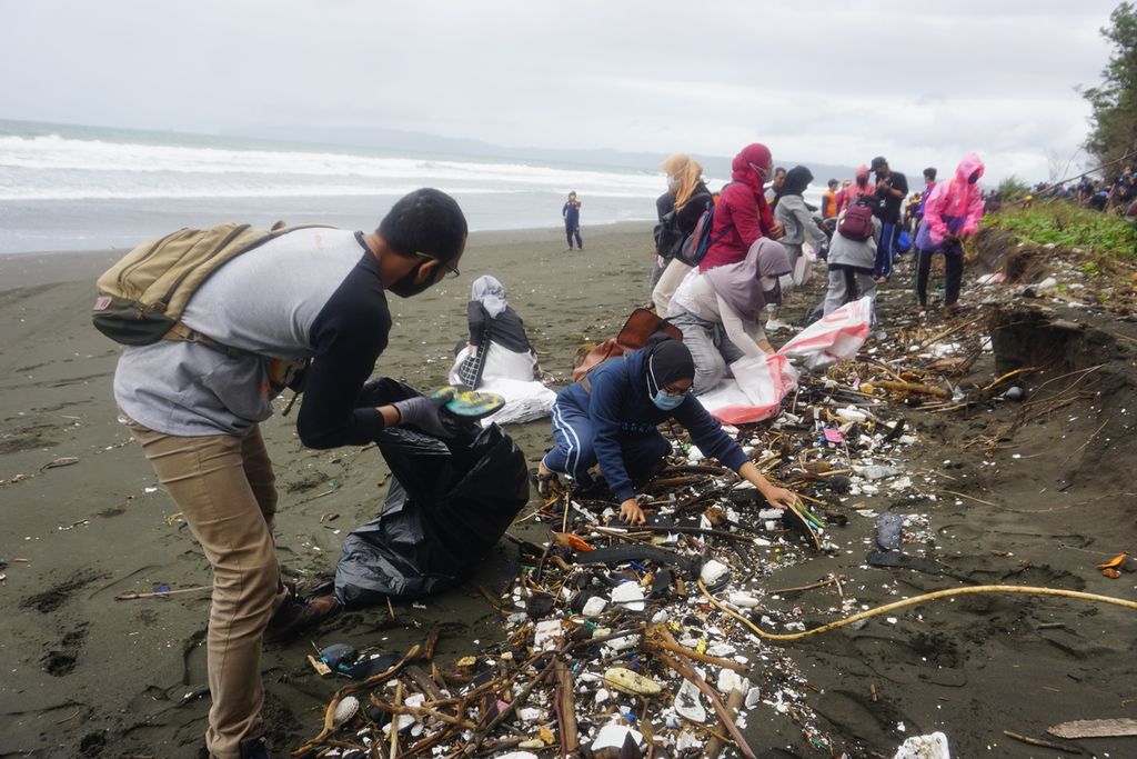 Sandal-sandal berserakan mengotori Pantai Kemiren, Cilacap, Jawa Tengah, Minggu (12/9/2021). Sejumlah komunitas melakukan bersih pantai sebagai wujud menjaga lingkungan.