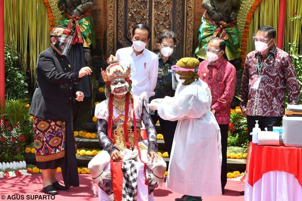 Presiden meninjau vaksinasi massal kepada para pelaku seni dan budaya, tokoh agama, serta masyarakat di Puri Saren Agung, Kabupaten Gianyar, Bali, Selasa (16/3/2021). Dalam acara ini, Hanumanpun divaksin. 