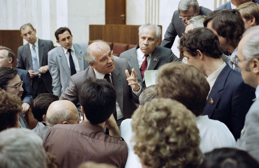 Presiden Uni Soviet Mikhail Gorbachev berdebat dengan anggota parlemen Soviet tertinggi di Moskwa, 14 Juli 1989. 