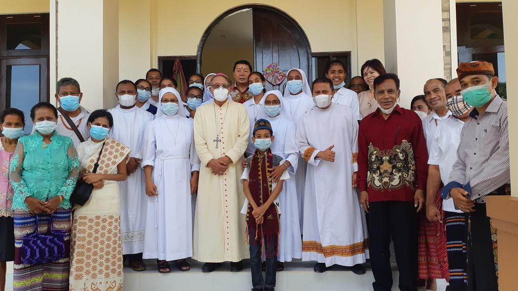 Uskup Agung Kupang Mgr Petrus Turang berpose bersama para suster, imam, dan umat Katolik di Biara Susteran Fransiskan (OHFS), Kota Kupang, Nusa Tenggara Timur, Selasa (1/3/2022).