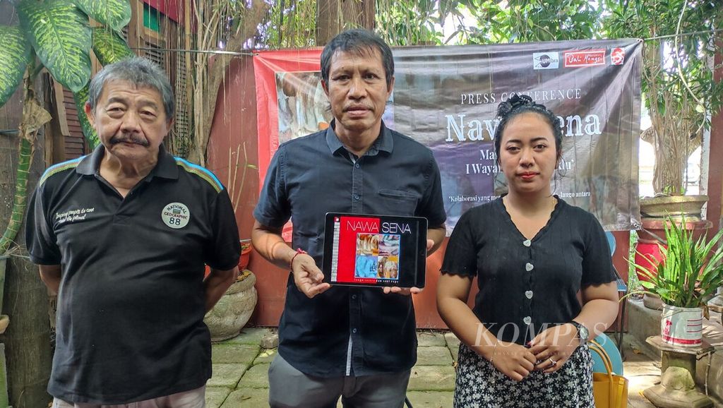 Perupa I Wayan Sujana Suklu menunjukkan sampul buku <i>Nawa Sena</i> dalam konferensi pers bersama pihak penerbit dari Bali Mangsi Foundation, Hartanto (kiri), di Denpasar, Rabu (21/6/2023). Buku <i>Nawa Sena</i> adalah karya kolaborasi dari Sujana Suklu bersama sastrawan Anak Agung Sagung Mas Ruscitadewi.