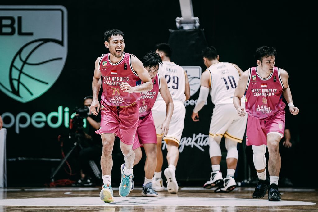 Para pemain West Bandits Combiphar Solo (jersei merah muda) tampil penuh energi saat menaklukkan Tangerang Hawks, 77-58, di Hall Basket Senayan, Jakarta, pada Kamis (24/3/2022). Kemenangan itu membawa mereka lebih dekat ke <i>playoff</i>.