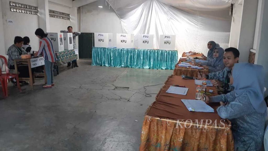 Tiga tempat pemungutan suara (TPS) di Kota Malang, Jawa Timur, Kamis (25/4/2019) melakukan pemungutan suara ulang (PSU). Hal itu dilakukan sesuai rekomendasi Badan Pengawas Pemilu. Tampak suasana pemungutan suara ulang di TPS 14 Kelurahan Penanggungan. 