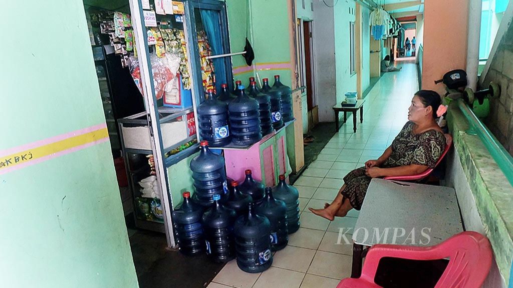 Nuryah (49) menunggu pembeli datang ke warung di unit yang ditinggalinya di Rumah Susun Marunda, Jakarta Utara, Selasa (10/10).