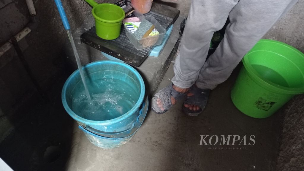 Air sumur yang berbusa ketika mengalir ke ember milik warga RT 008 RW 008, Simprug, Kelurahan Grogol Selatan, Kecamatan Kebayoran Lama, Jakarta Selatan, Senin (10/10/2022). Selain berbusa, air sumur juga beraroma karat dan lumpur.