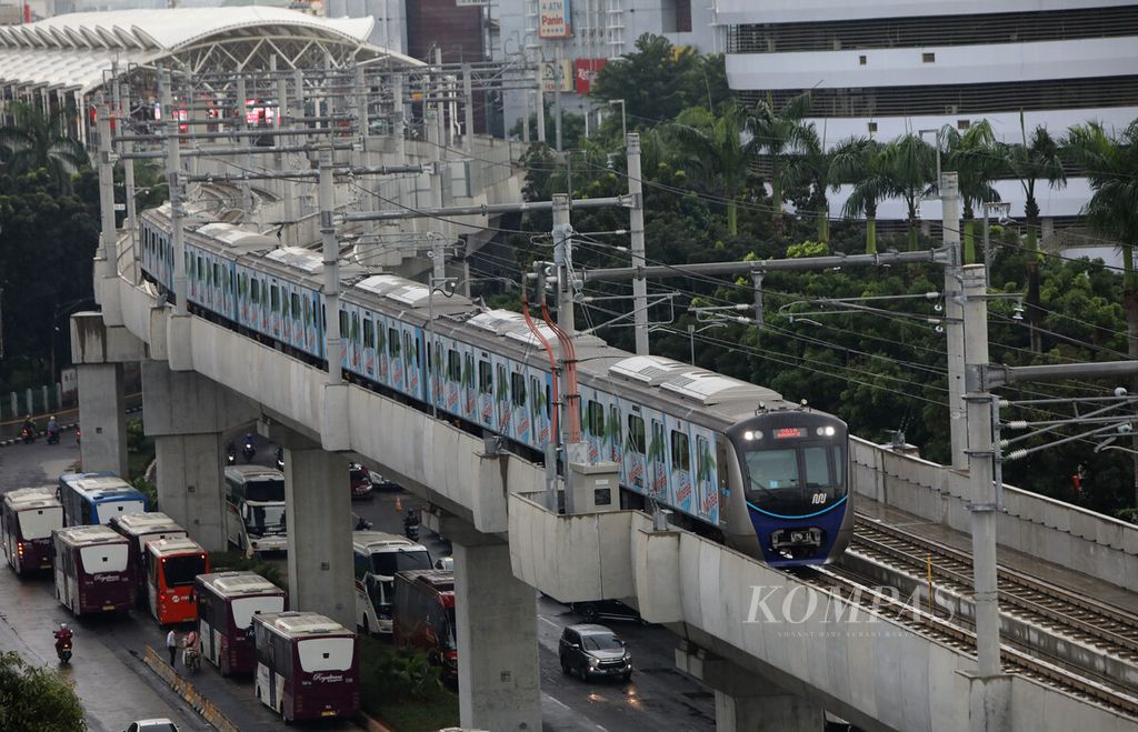 Rangkaian kereta Moda Raya Terpadu (MRT) Ratangga melintas menjelang Staisun ASEAN, Jakarta Selatan, Senin (17/2/2020).