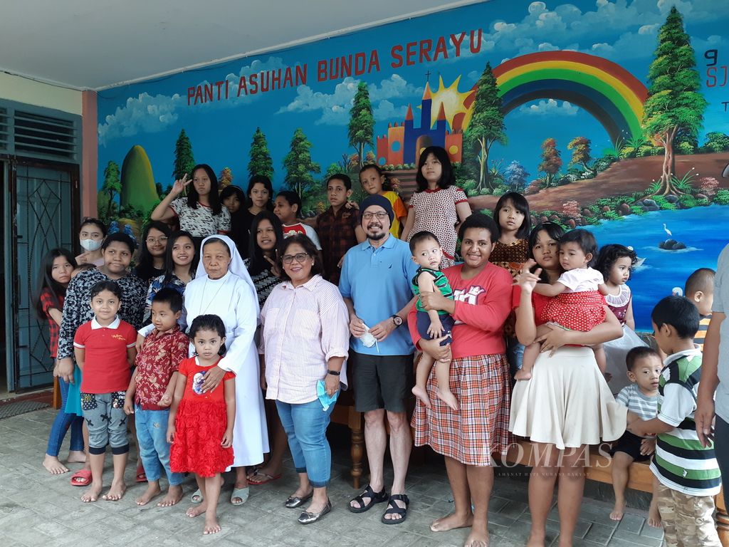 Andy F Noya berkunjung ke Panti Asuhan Bunda Serayu, Banyumas, Jawa Tengah, Minggu (29/11/2020).