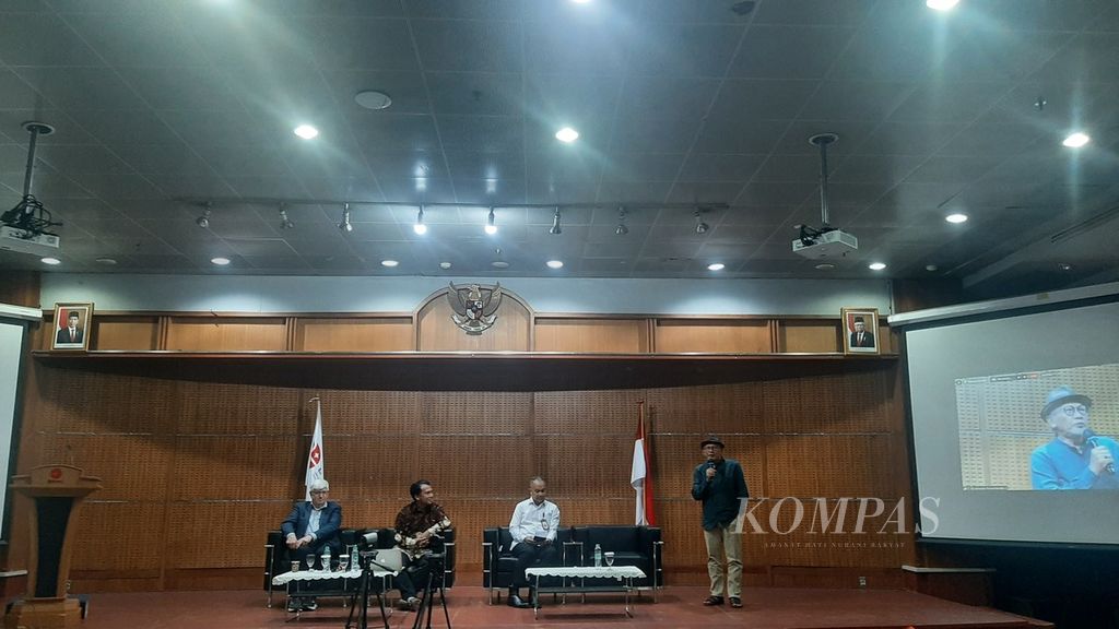 Demografer politik pertama Indonesia, Riwanto Tirtosudarmo (kanan), dalam acara  peluncuran buku <i>Riwanto Tirtosudarmo dan Nilai Nasionalisme yang Lebih Rileks</i> dan diskusi Transformasi Sosial Budaya Pasca-Reformasi, di Jakarta, Senin (21/8/2023). 