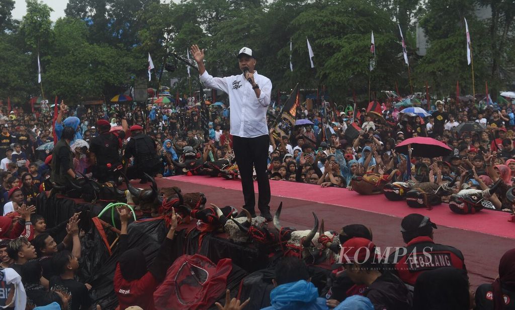 Suasana kampanye calon presiden nomor urut 3, Ganjar Pranowo, saat Hajatan Rakyat Malang Raya 1.000 Bantengan, Kota Malang, Selasa (30/1/2024). 