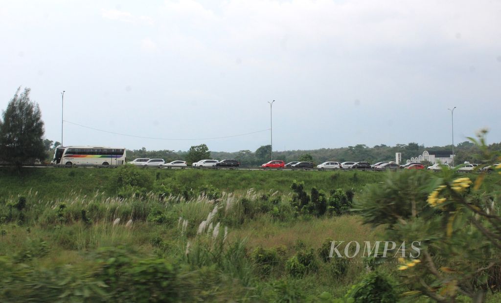 Kepadatan kendaraan di Kilometer 72 Tol Cikopo-Palimanan (Cipali), Sabtu (30/4/2022) sekitar pukul 17.00. Kepadatan terjadi saat kendaraan keluar Tol Jakarta-Cikampek menuju Tol Cipali. 