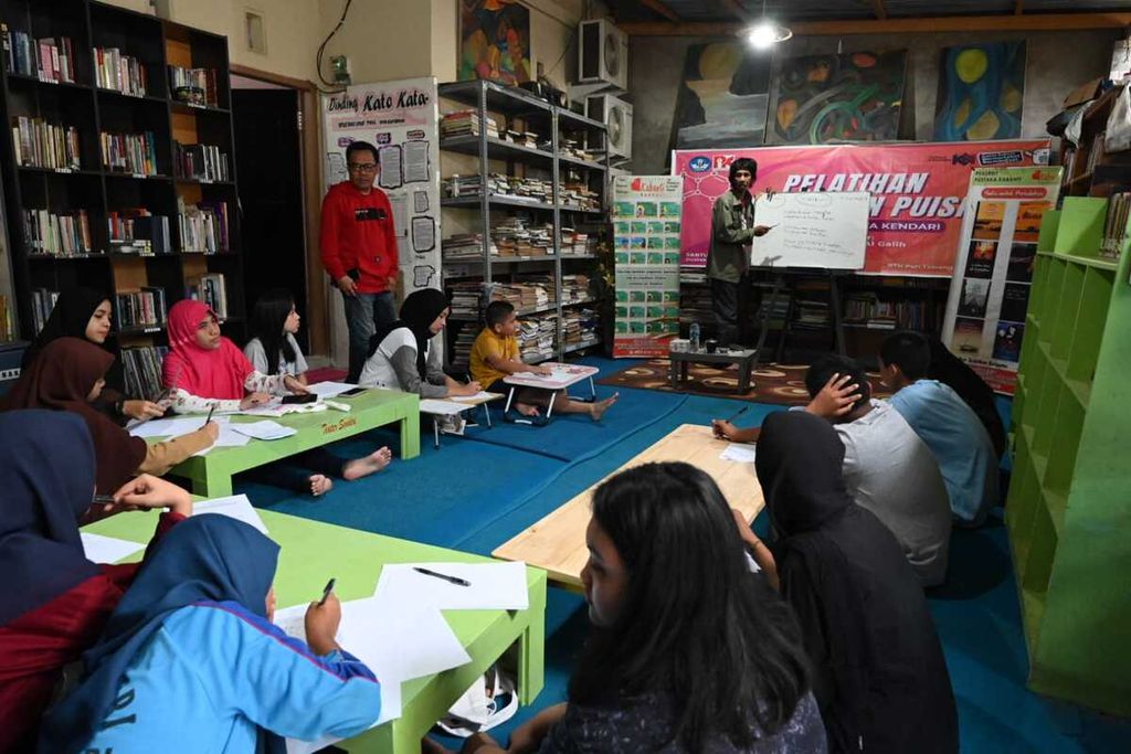 Salah satu kegiatan komunitas Pustaka Kabanti yang berlangsung pada 2023, di Kendari, Sulawesi Tenggara. Gerakan literasi di Kota Lulo ini mengalami pasang surut seiring dinamika yang terjadi. 