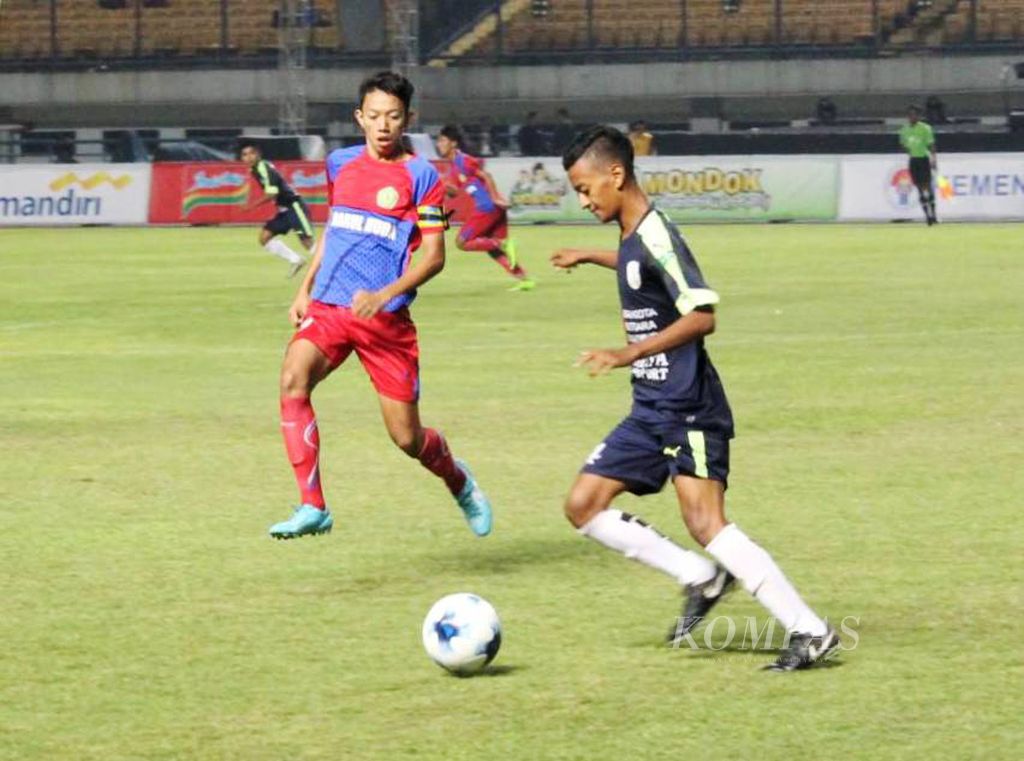 Pesepak bola Pondok Pesantren  Darul Hikmah, Alfin Dero (kanan), menggiring  bola  pada laga final Liga Santri Nusantara  2017 melawan  Ponpes Darul Huda di Stadion Gelora Bandung Lautan Api,   Bandung, Minggu (29/10).   Darul Huda   juara  usai menang 1-0.