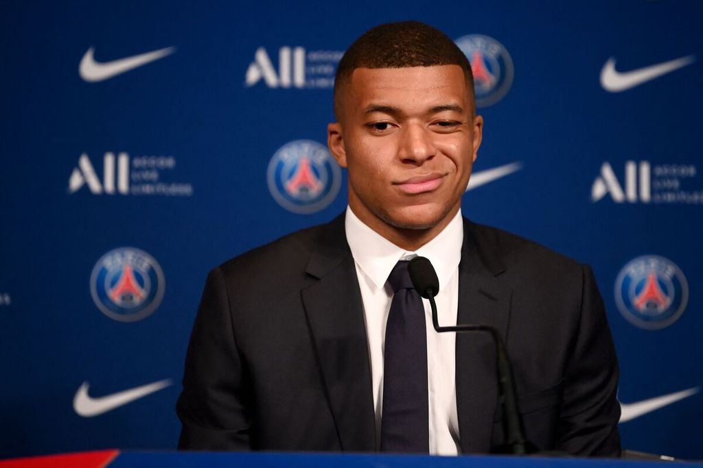 Penyerang Paris Saint-Germain Kylian Mbappe menghadiri konferensi pers di Stadion Parc des Princes, Paris, 23 Mei 2022. Mbappe akan meninggalkan PSG akhir musim 2024. 