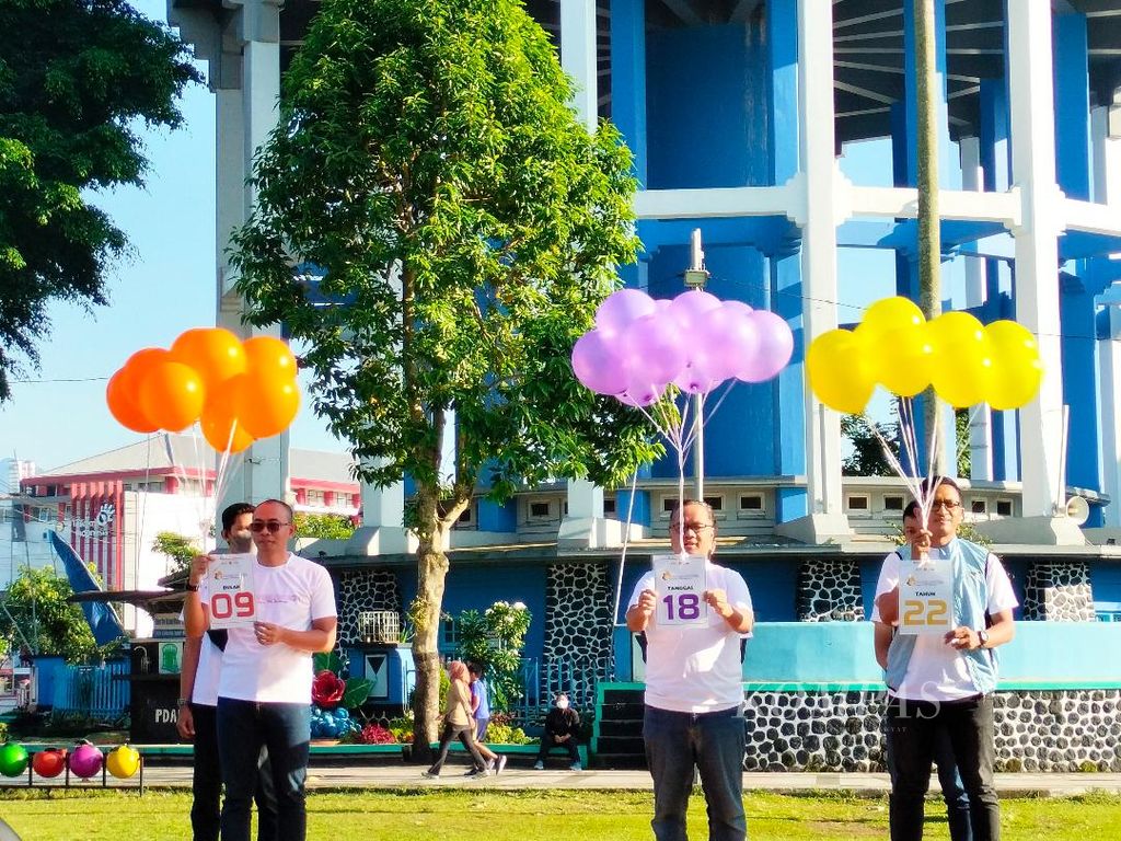 Wali Kota Magelang HM Nur Aziz (tengah) memegang balon yang bertuliskan tanggal pelaksanaan Magelang10K piwered by Taman Kyai Langgeng Ecopark, Minggu (29/5/2022). Magelang 10K akan dilaksanakan 18 September 2022.