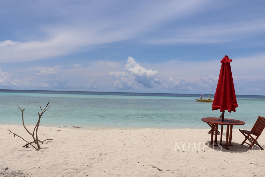 Tampak sepenggal keindahan Pantai Tanjung Waka, Desa Fatkauyon, Kecamatan Sulabesi Timur, Kepulauan Sula, Maluku Utara, Sabtu (26/3/2022). Pantai tersebut menjadi tempat wisata unggulan di Kepulauan Sula yang masih perlu dipromosikan.
